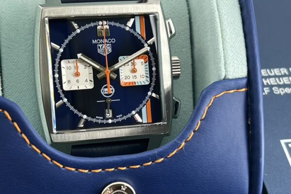 個性的なカラーリングの特別モデル　Ref.CBL2115.FC6494