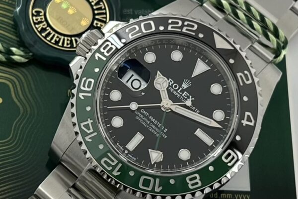コーポレートカラーの爽やかな色合い　Ref.126720VTNR