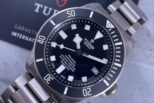 軽やかな着け心地が特徴的なチタン製ウォッチ　Ref.25600TN-0001