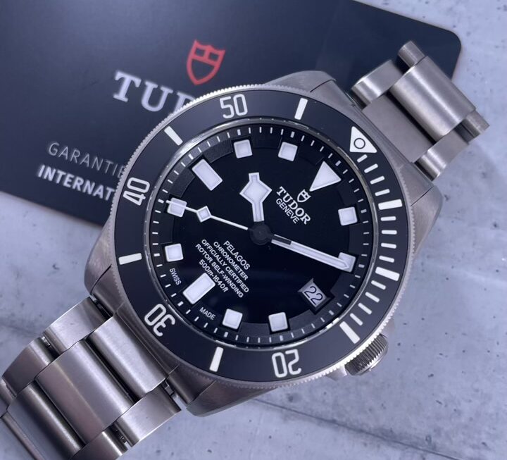 軽やかな着け心地が特徴的なチタン製ウォッチ　Ref.25600TN-0001