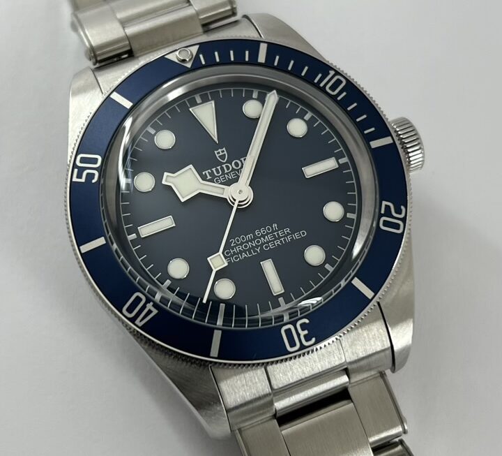 海を感じるブルーが魅力的な一本 Ref.79030B-0001