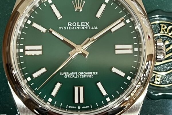 スッキリとしたデザインと深みのあるグリーンダイヤル　Ref.124300