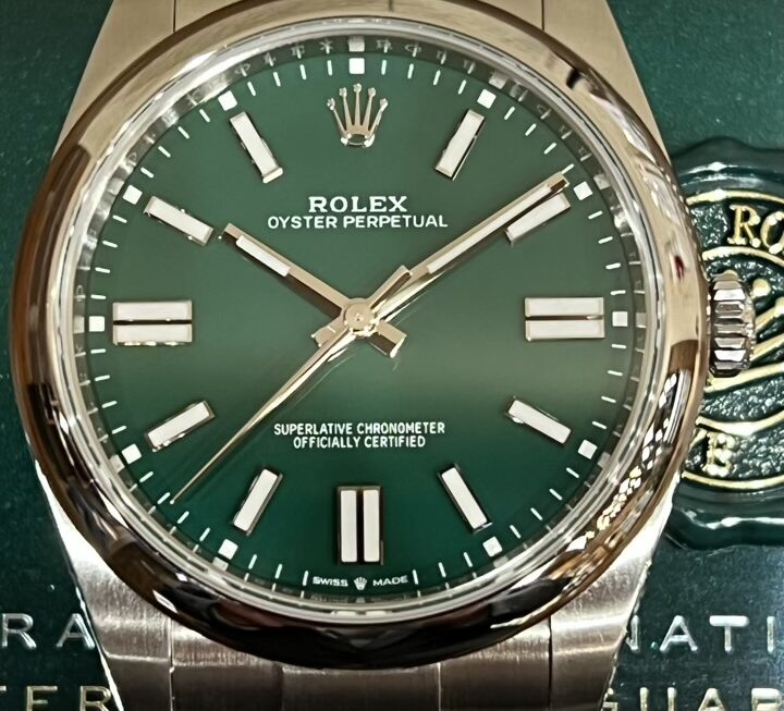 スッキリとしたデザインと深みのあるグリーンダイヤル　Ref.124300