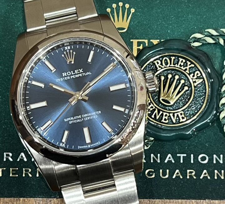 さりげなく腕元を彩るブルーダイヤル　Ref.124200