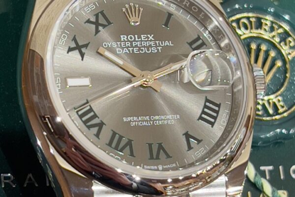 洗練された輝きとモダンさを併せ持つ人気モデル Ref.126200