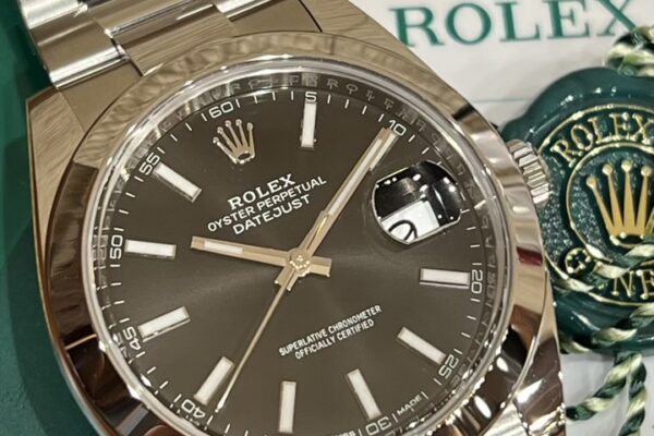 流行に左右されない安定のブラックダイヤル　Ref.126300