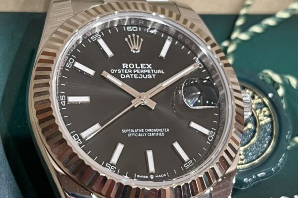 洗練されたシックなドレスウォッチ　Ref.126334