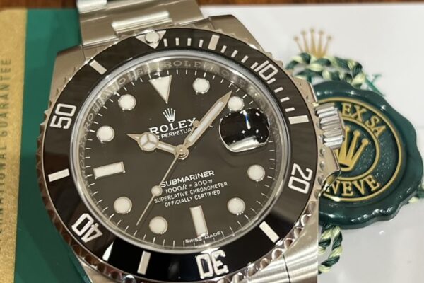 腕元に重厚感を演出するブラックダイヤル　Ref.116610LN