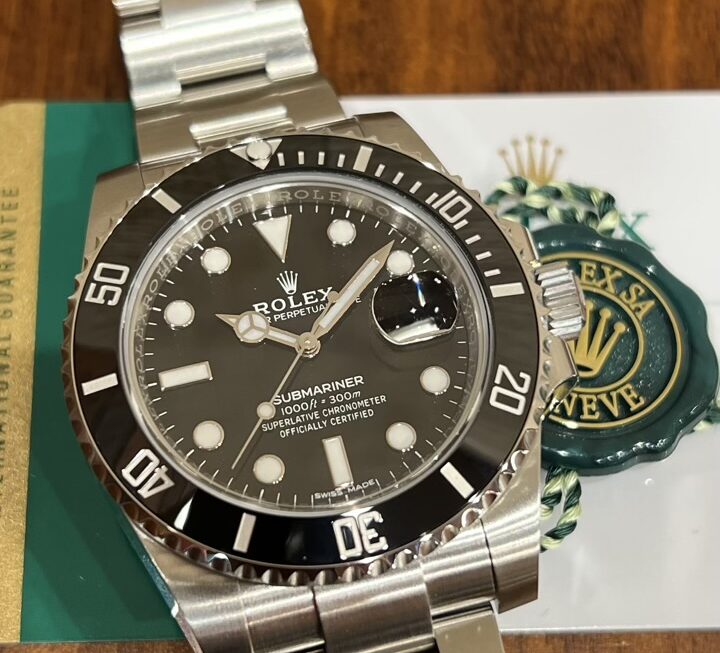 腕元に重厚感を演出するブラックダイヤル　Ref.116610LN