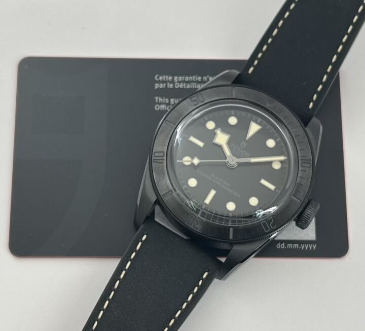 クールな印象のオールブラックモデル Ref.79210CNU-0001