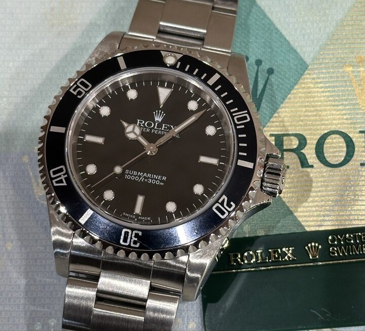 スッキリとしたツーライン仕様の一本　Ref.14060M