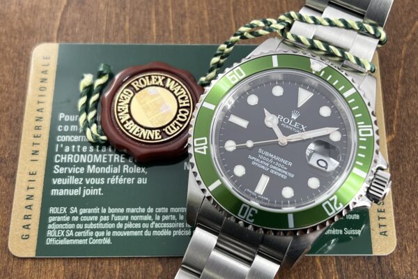 ベゼルにコーポレートカラーを使用した記念的モデル Ref.16610LV