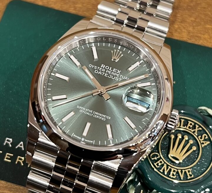 コーポレートカラーを使用した人気ダイヤル　Ref.126200